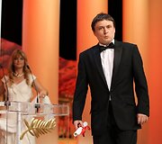 Geriausio scenarijaus prizas &ndash; rumunų režisieriaus Cristiano Mongiu (de&scaron;inėje) filmui &bdquo;Dupa Dealuri&ldquo;