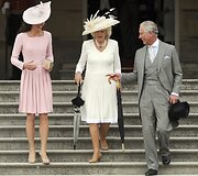 I&scaron; kairės: Kembridžo hercogienė Catherine ir Kornvalio hercogienė Camilla su vyru, princu Charlesu