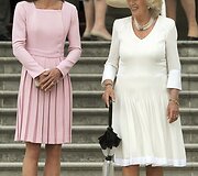 Kembridžo hercogienė Catherine (kairėje) ir Kornvalio hercogienė Camilla
