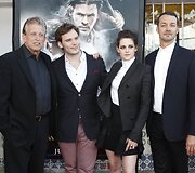 I&scaron; kairės: filmo prodiuseris Joe Rothas, aktoriai Samas Claflinas ir Kristen Stewart su režisieriumi Rupertu Sandersu