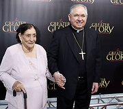 Kristero karą i&scaron;gyvenusi liudinininkė Maria Meza su Los Andželo arkivyskupu Horacio Gomezu
