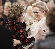 Aktorės Meryl Streep (de&scaron;inėje) ir Shirley MacLaine