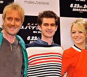 I&scaron; kairės: aktoriai Rhysas Ifansas, Andrew Garfieldas ir Emma Stone