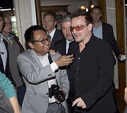 Dainininkas Bono (de&scaron;inėje) Oslo taikos konferencijoje