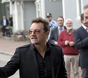Dainininkas Bono (kairėje) su Norvegijos užsienio reikalų ministru Jonasu Gahru Stoere