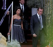 Futbolininkas Xavi Hernandezas (centre) ir &bdquo;Barcelona&ldquo; klubo prezidentas Sandro Rosselis