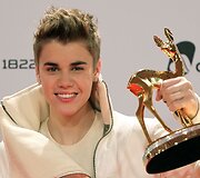 2 vieta &ndash; 18-metis dainininkas Justinas Bieberis &ndash; 55 mln. JAV dolerių