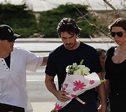 Christianas Bale'as ir Sandra Blažič (de&scaron;inėje)