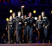 Olimpinę ugnį įžiebė Didžiosios Britanijos jaunieji sportininkai