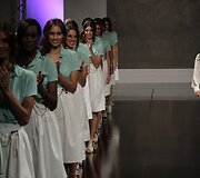 Dizainerė Juliet Estrada (de&scaron;inėje) su modeliais