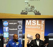Muzikantas Will.i.am (de&scaron;inėje) ir buvęs NASA astronautas Lelandas Melvinas