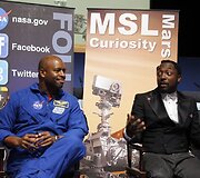 Muzikantas Will.i.am (de&scaron;inėje) ir buvęs NASA astronautas Lelandas Melvinas