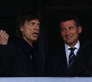 Mickas Jaggeris su vienu i&scaron; Londono olimpiados organizatorių Sebastianu Coe