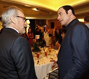 Aktorius Johnas Travolta (de&scaron;inėje) ir režisierius Stevenas Spielbergas