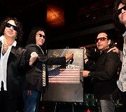 Grupės &bdquo;KISS&ldquo; nariai su &bdquo;KISS MONSTER&ldquo; knyga