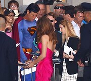 Ashley Greene (centre) su gerbėjais