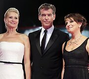 Aktoriai Trine Dyrholm (kairėje) ir Pierce'as Brosnanas su režisiere Susanne Bier