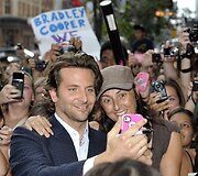 Bradley Cooperis su gerbėjais