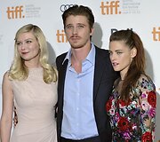 I&scaron; kairės: aktoriai Kirsten Dunst, Garrettas Hedlundas ir Kristen Stewart