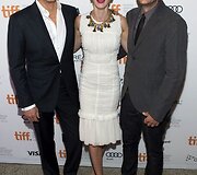 Colinas Firthas (kairėje) ir Emily Blunt su režisieriumi Dante Ariola