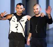 &bdquo;Thierry Mugler&ldquo; kolekcijos dizaineriai Nicolas Formichetti (kairėje) Sebastienas Peigne'as