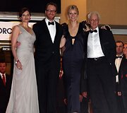 Gwyneth Paltrow (de&scaron;inėje) Kanų kino festivalyje (2008 m.)