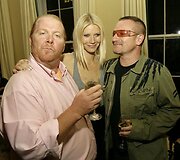 Gwyneth Paltrow ir Bono (de&scaron;inėje) vakarėlyje Niujorke (2008 m.)