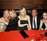 I&scaron; kairės: Claire Danes, Madonna, Gwyneth Paltrow, Valentino ir Anne Hathaway