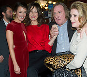 I&scaron; kairės: Charlotte Lebon, Valerie Lemercier, Gerardas Depardieu ir Catherine Deneuve