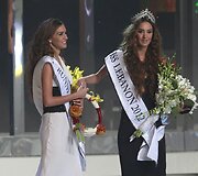 Rina (de&scaron;inėje) ir Romy Chibany