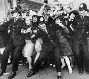 &bdquo;The Beatles&ldquo; gerbėjos veržiasi pamatyti grupės (1965 m.)