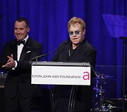 Eltonas Johnas su partneriu Davidu Furnishu
