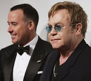 Eltonas Johnas su partneriu Davidu Furnishu