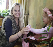 Dainininkė Diana Dargienė su dukra Une