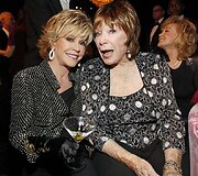Aktorės Shirley MacLaine (de&scaron;inėje) ir Jane Fonda