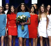 Nugalėtoja Marilhea Peillard (centre) ir kitos finalistės