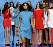 Nugalėtoja Marilhea Peillard (centre) ir kitos finalistės