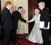 Karalienė Elizabeth II su Karali&scaron;kųjų operos namų vadovais