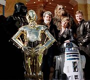 Geroge'as Lucasas su aktoriais Carrie Fisher, Marku Hamillu ir &bdquo;Žvaigždžių karų&ldquo; personažais (1997 m.)