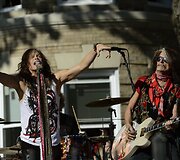 &bdquo;Aerosmith&ldquo; vokalistas Stevenas Tyleris (kairėje) ir gitaristas Joe Perry