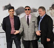 Sylvesteris Stallone (centre) su scenaristu Alessandro Camonu (kairėje) ir režisieriumi Walteriu Hillu