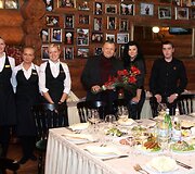 Gediminas ir Jurgita Juodeikos su restorano kolektyvu