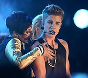 10-11 vieta &ndash; kanadiečių dainininkas Justinas Bieberis &ndash; 55 mln. JAV dolerių