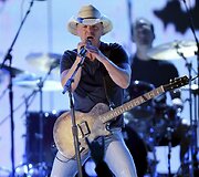 17 vieta &ndash; amerikiečių kantri dainininkas Kenny Chesney &ndash; 44 mln. JAV dolerių