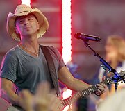 17 vieta &ndash; amerikiečių kantri dainininkas Kenny Chesney &ndash; 44 mln. JAV dolerių