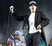 19 vieta &ndash; amerikiečių rokeriai &bdquo;Red Hot Chili Peppers&ldquo; &ndash; 39 mln. JAV dolerių