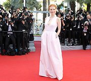 Aktorė Jessica Chastain ir &bdquo;Alexander McQueen&ldquo; suknelė