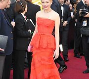Aktorė Michelle Williams ir &bdquo;Louis Vuitton&ldquo; suknelė