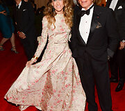 Aktorė Sarah Jessica Parker ir dizaineris Valentino Garavani bei jo kurta suknelė
