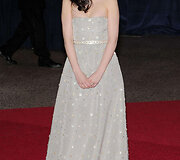 Aktorė Zooey Deschanel ir &bdquo;Oscar de la Renta&ldquo; suknelė